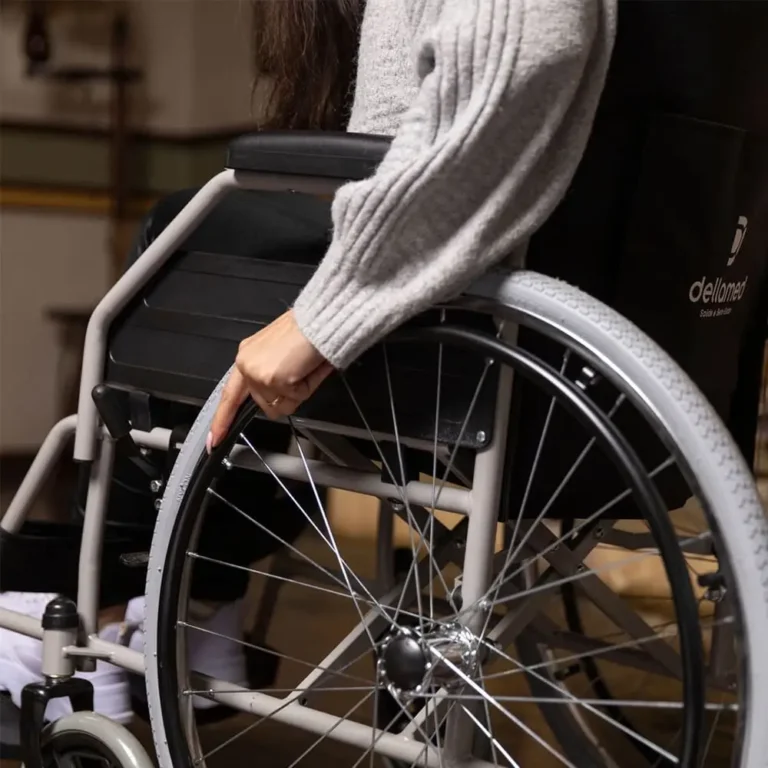 Cadeira de Rodas Dobrável em Aço D100 Dellamed – Leve e Compacta para Viagens